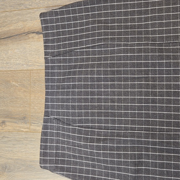 Banana Republic grey & white grid check short length skirt, size 6 - Picture 3 of 8